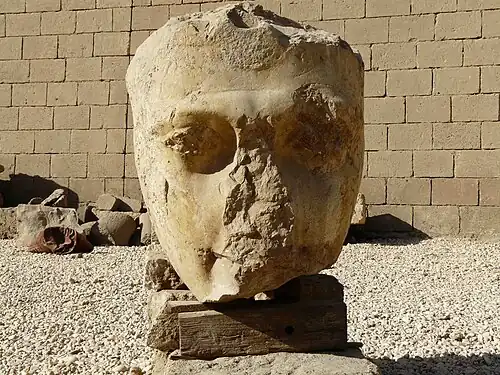 Visage de Ramsès&nbsp;II, dont la statue devait flanquer l'entrée du temple de Min