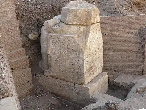 Partie de statue de Ramsès&nbsp;II (fouille arrêtée, le site se trouvant sous un cimetière moderne)