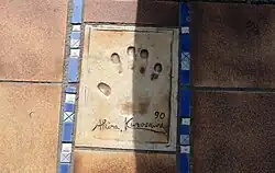 Photographie de l'empreinte d'une main sur une allée.