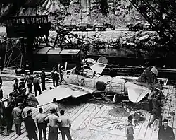 Le Zero chargé sur une barge