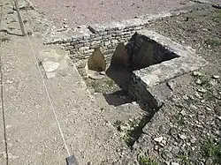 Vestige de cave aux amphores du site archéologique d'Alésia.