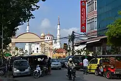 La mosquée Al-Serkal vue de la rue.