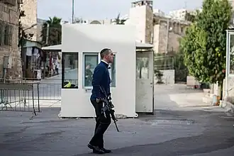 Un colon israélien en 2015 à Hébron, dans les territoires palestiniens occupés.