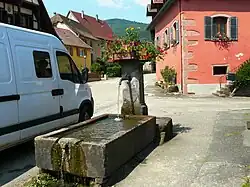 Fontaine située au coin de la rue de la Fontaine (no&nbsp;1) et de la rue de l'Erlenbach à Albé.