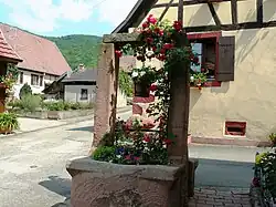 Ancienne fontaine située 6 rue de la Fontaine.
