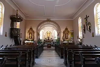 Vue intérieure de la nefvers le chœur.