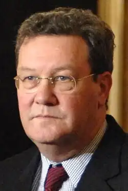 Photo d'Alexander Downer, émissaire de l'ONU à Chypre, rasé, en costume et air neutre.