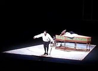 Alexandre Astier saluant le public à la fin d'une représentation de la pièce Que ma joie demeure ! (Cité de la musique, Paris, le 21 septembre 2013).