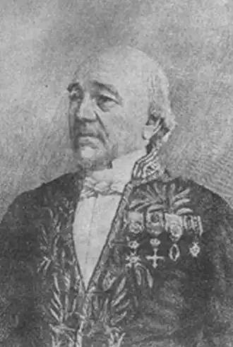 Photographie d’une peinture en noir et blanc représentant un personnage en tenue de cérémonie, de demi-profil.