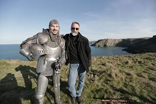 * John Howe sur le tournage de À la recherche du Hobbit.