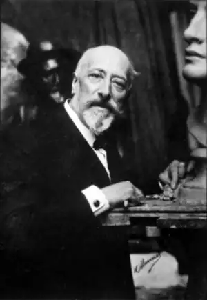 Alfred Lenoir, cousin issu de germain de Colette Peignot, dans son atelier de la rue Boileau vers 1920.