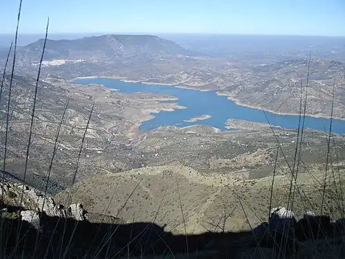 Réservoir de Zahara-El Gastor (es), vue vers le N-O : Algodonales, village blanc, au fond à gauche ; le château de Zahara sur sa butte à gauche au bord du lac ; et le territoire d'El Gastor à droite sur la rive opposée.