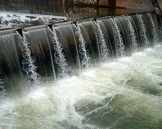Exemple de seuil « à radier ». Une ou quelques planches peuvent être enlevées pour laisser passer plus d'eau.