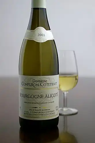 Bouteille et verre de bourgogne-aligoté.
