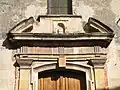 Fronton porte de façade.