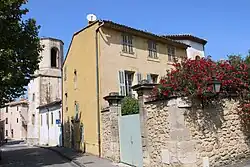 De nombreuses habitations sont accolées à l'église.