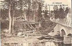 L'Almont et le pont éponyme à Melun au début du 20e&nbsp;siècle. Les rails du tramway sont légèrement visibles sur le pont ainsi que l'octroi de Bellevue au fond à droite.