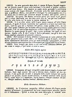 Photo représentant une page interne du livre sur laquelle entre deux paragraphe en italien décrivant ce nouvel alphabet, est inséré ce troisième alphabet de Vassilli d'abord sur trois ligne en lettres d'imprimerie et en dessous sur une ligne les douze nouvelles lettres en écriture cursive