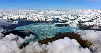 Vue aérienne du lac Alsek ; le glacier Alsek est au fond à droite.