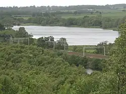 Les étangs d'Alvecote derrière la voie ferrée.