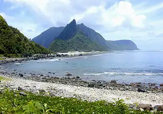 Les îles d'Ofu et d'Olosega vues depuis le petit village de Sili. Le pic du milieu se nomme Sunuʻitao sur l'île d'Ofu, et les deux montagnes en arrière-plan sont placées sur l'île d'Olosega.