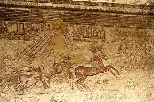 Amarna, Akhenaton sur son char, sous les rayons d'Aton, très abîmé.