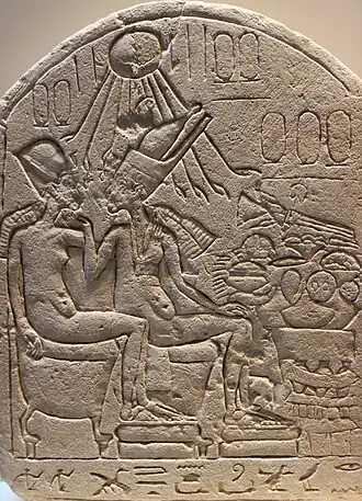 Stèle représentant Akhenaton et la reine Néfertiti. Neues Museum Berlin.
