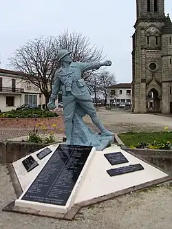 Le monument aux morts sur la place de l'Hôtel-de-Ville (mars 2014).