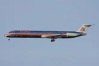 N566AA, le McDonnell Douglas MD-83 impliqué, ici en novembre 2007, douze ans après l'accident.
