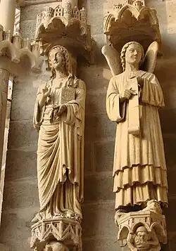Portail Saint-Firmin : deux des grandes statues des piédroits de gauche : sainte Ulphe et un ange.