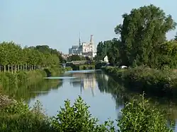 La cathédrale d'Amiens et la tour Perret en arrière-plan du fleuve.