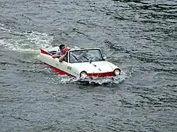 L’Amphicar en mode bateau sur le Main à Francfort.