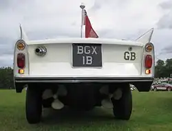 La propulsion est fournie par deux hélices montées sous le pare-chocs arrière.