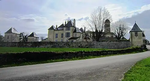 Le château et l’église sur le plateau.