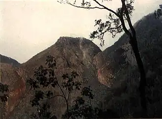 Le "Gunung Ranakah" (altitude : 2&nbsp;350&nbsp;mètres) est un volcan de type volcan gris. Il se caractérise comme étant un dôme de lave.