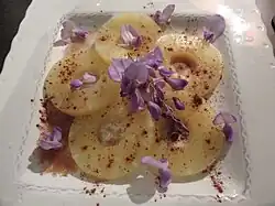 Carpaccio d'Ananas, cannelle, eau de fleur d'oranger, et glycine de chine