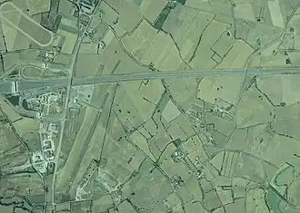 Ancien aérodrome d'Ancenis en 1993 avec la piste en herbe et la piste enrobée 10/19