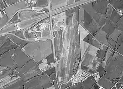 Ancien aérodrome d'Ancenis en 1985 avec sa piste en herbe et la piste enrobée 10/19