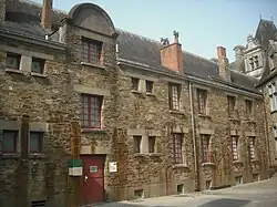 L'ancienne gendarmerie derrière la galerie.