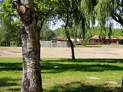 L'ancienne piscine d'Iloa ensevelie afin de créer une mare naturelle.