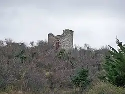 Un ancien moulin en ruine.