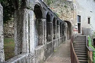 Arcade monumentale, au-dessus de la cavea.