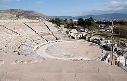 gradins beige entourant un orchestre circulaire