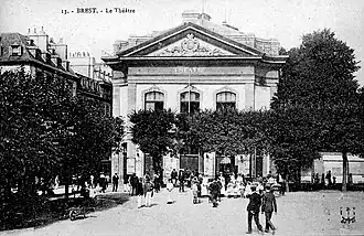 Le théâtre, place du Champ-de-Bataille, dont la façade sera détruite en 1970 (architecte : Gabriel Pierre Martin Dumont).
