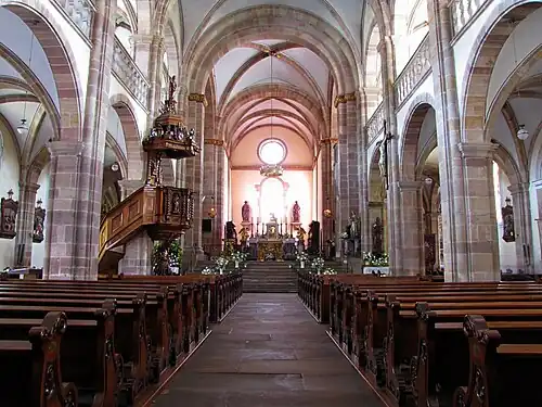 Vue intérieure de la nef vers le chœur.