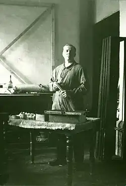 Sacristain dans son atelier en 1932.