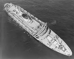 L’Andrea Doria avec une gîte sur tribord après la collision avec le Stockholm.