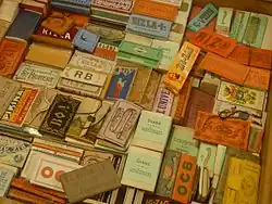 Différents papiers à cigarettes au musée du papier d'Angoulême, dont le "Riz Lacroix"