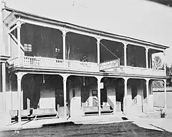 hôtel à droite, rez-de-chaussée