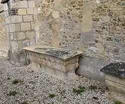 Sarcophage, le long de l'église.